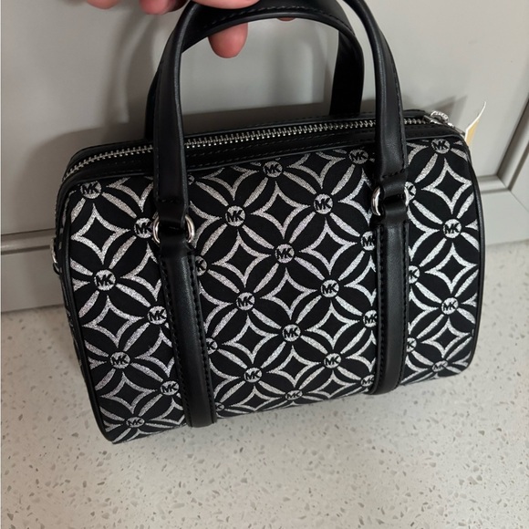 New! Michael Kors small crossbody duffle bag! Black/silver - Picture 5 of 8